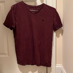 Mens maroon American eagle v-neck tee